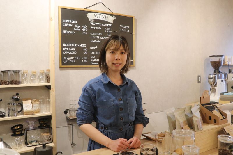 オーナーの永岡麻希さん。幼稚園教諭だった頃、旅先でコーヒーに出会い、人生が変わった