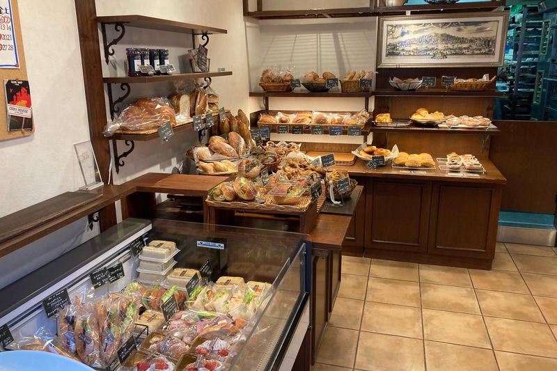こだわりのパンが並ぶ店内。店先行列ができることも多い。