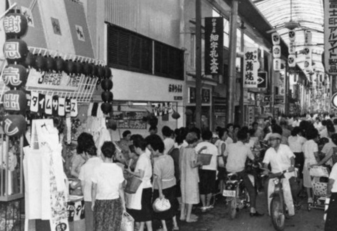 昭和30年代の「京都三条会商店街」の様子（商店街提供）